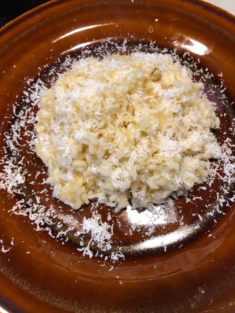 Ρυζότο με ρύζί Αρμπόριο, φιδέ και ζωμό κοτόπουλου, γαρνιρισμένο με ντόπιο κατσικίσιο τυρί τ. παρμεζάνας