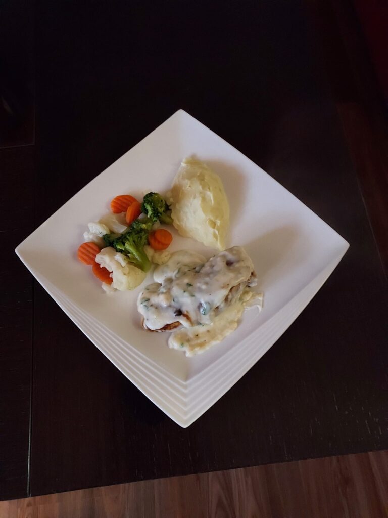 Φιλέτο κοτόπουλο με σάλτσα μπεσιαμέλ και μοτσαρέλα