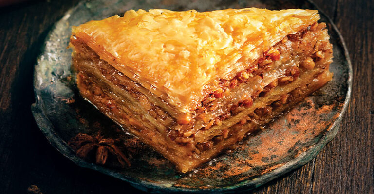 Μπακλαβάς με αμύγδαλα και καρύδια