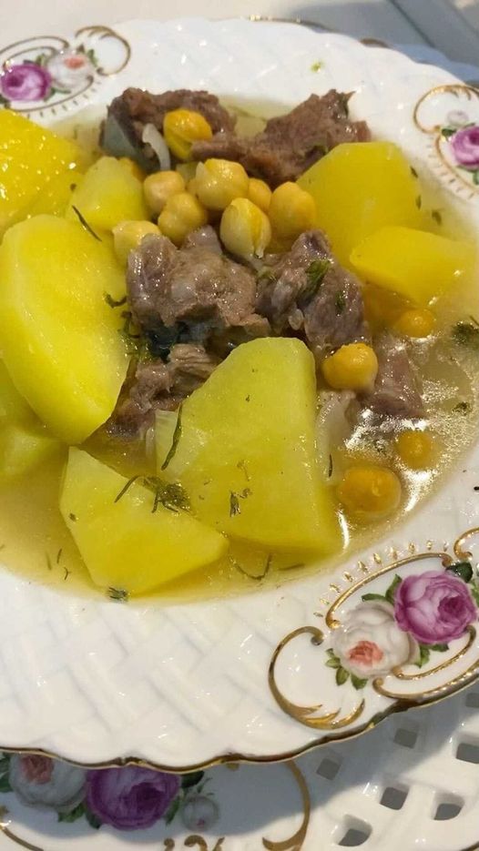 Νόστιμο πιάτο με αρνίσιο κρέας και πατάτες