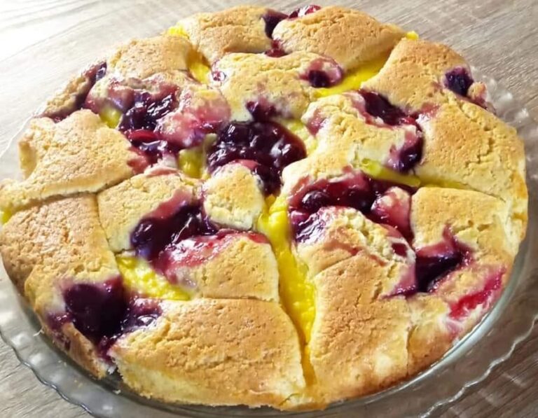 Κέικ με κρέμα και βύσσινα