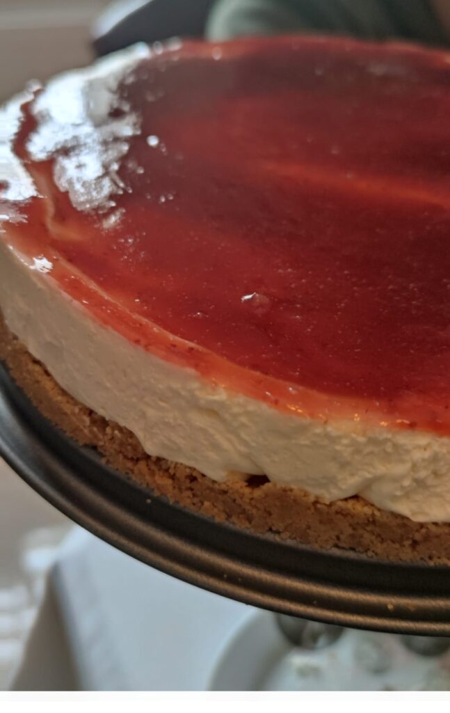 Cheesecake με βύσσινο η με μαρμελάδα φράουλα