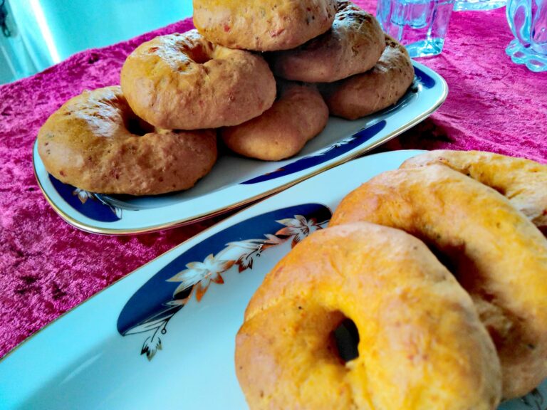 Αλμυρά κουλουράκια με τυρί και ντομάτα