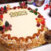 Βασιλόπιτα με γεύση τσουρεκιού υφή αφρατου κέικ σε μορφή τούρτας