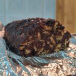 Κορμός μαύρης σοκολάτας με μπισκότα ολικής καρύδια και cranberries