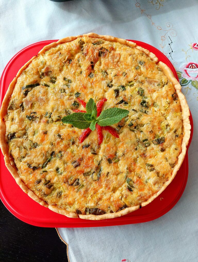 Quiche Lorraine αρμυρή τάρτα με κοτόπουλο πράσο και αγριόσκορδο